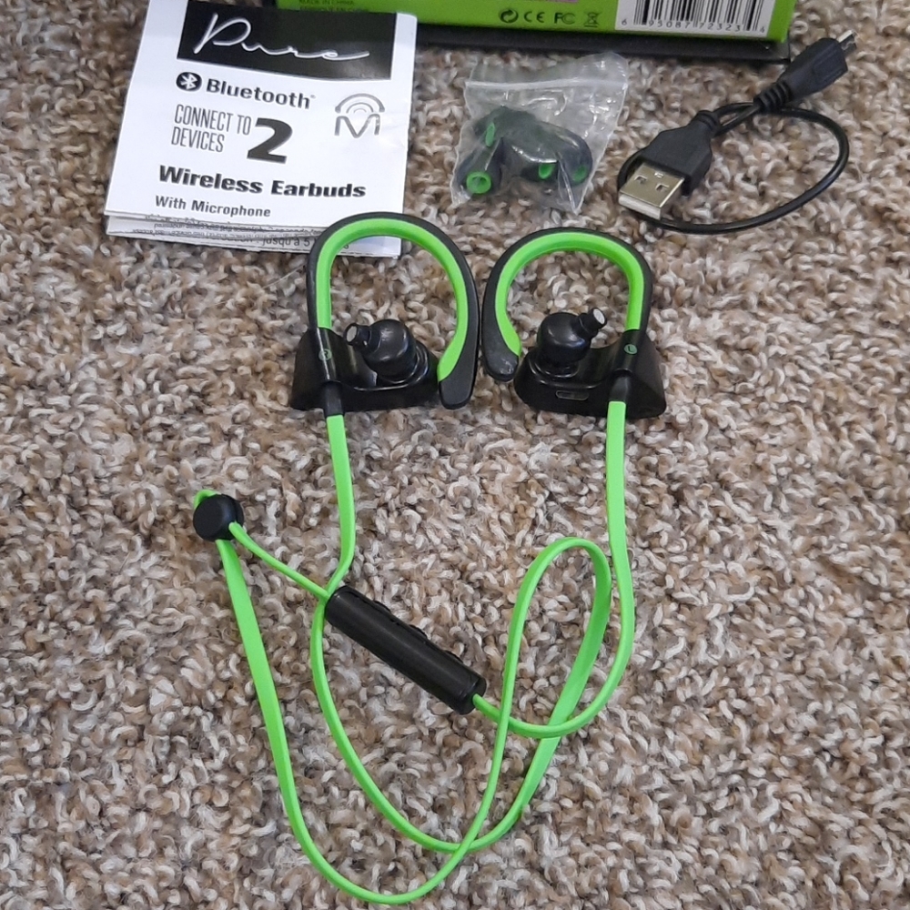 Wireless earbuds with mic